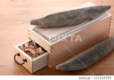 鰹節（ 鰹本節 国内産 鰹枯れ節 ）と鰹節削り器 115323759