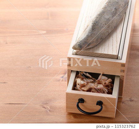 鰹節( 鰹本節 国内産 鰹枯れ節 )と鰹節削り器 鰹節( 鰹本節 国内産 鰹枯れ節 )と鰹節削り器 115323762