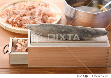 鰹節( 鰹本節 国内産 鰹枯れ節 )と鰹節削り器 鰹節( 鰹本節 国内産 鰹枯れ節 )と鰹節削り器 115323770