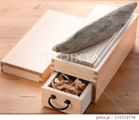 鰹節（ 鰹本節 国内産 鰹枯れ節 ）と鰹節削り器 115323776