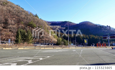 関越道下り線の谷川岳パーキングエリアの風景 115323805