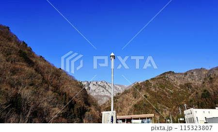 関越道下り線の谷川岳パーキングエリアの風景 関越道下り線の谷川岳パーキングエリアの風景 115323807