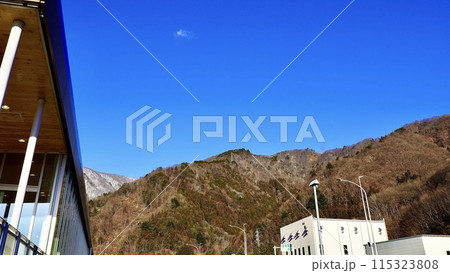 関越道下り線の谷川岳パーキングエリアの風景 関越道下り線の谷川岳パーキングエリアの風景 115323808