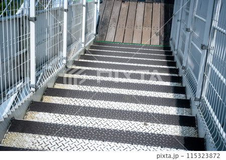 縞鋼板の階段の写真。屋外階段のイメージ。 115323872