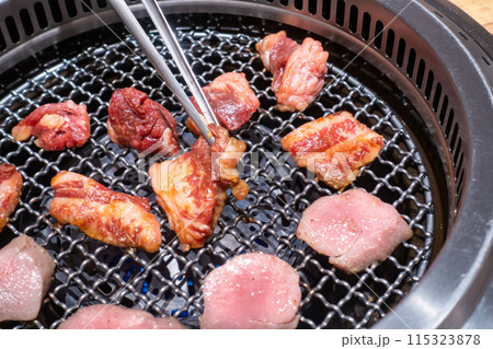 おいしそうな焼肉の写真。焼肉屋のイメージ。 おいしそうな焼肉の写真。焼肉屋のイメージ。 115323878