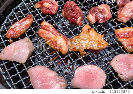 おいしそうな焼肉の写真。焼肉屋のイメージ。 115323879