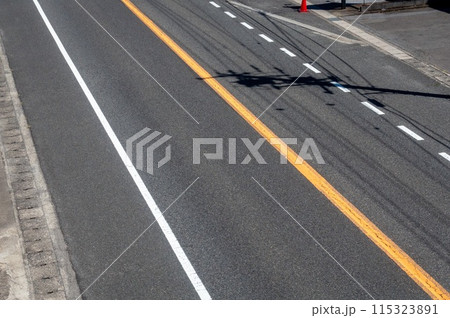 日本で撮影された車道の写真。車なし。 115323891