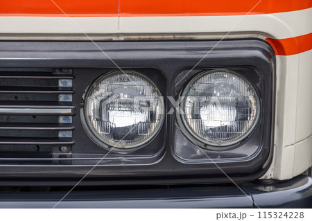 古い自動車のヘッドライト　Headlight of the old car 115324228