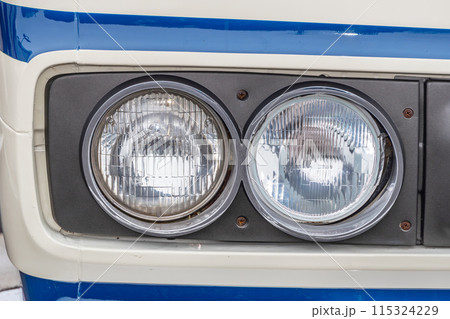 古い自動車のヘッドライト Headlight of the old car 古い自動車のヘッドライト Headlight of the old car 115324229