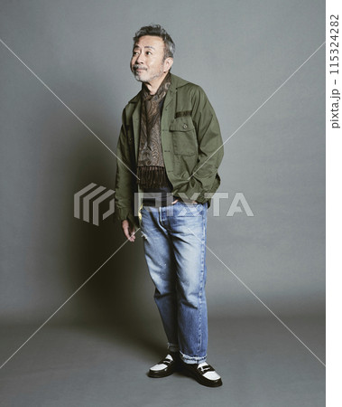 グレーバックの私服のミドル世代男性ポートレート 115324282