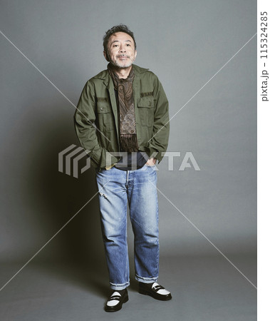 グレーバックの私服のミドル世代男性ポートレート グレーバックの私服のミドル世代男性ポートレート 115324285