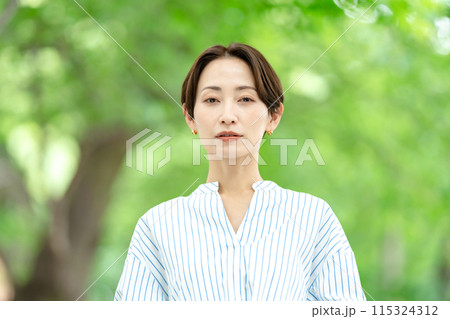 タイトル 新緑の中にいる女性 ビューティー タイトル 新緑の中にいる女性 ビューティー 115324312