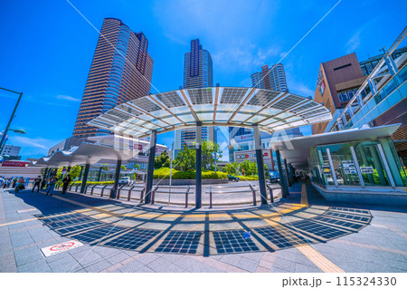 日本の川崎都市景観 6月。武蔵小杉駅前のタワーマンション群などを望む 115324330