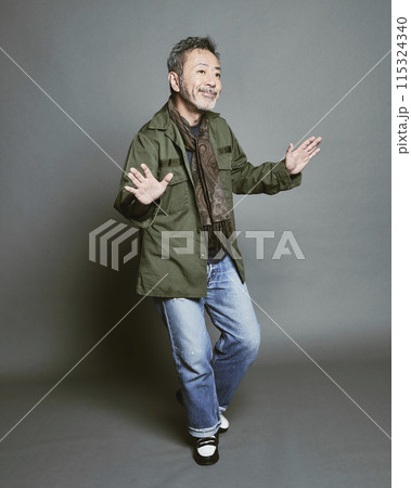 グレーバックの私服のミドル世代男性ポートレート 115324340