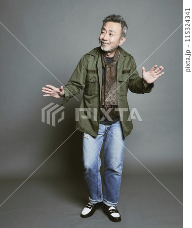 グレーバックの私服のミドル世代男性ポートレート 115324341