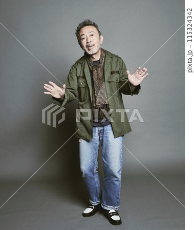 グレーバックの私服のミドル世代男性ポートレート 115324342