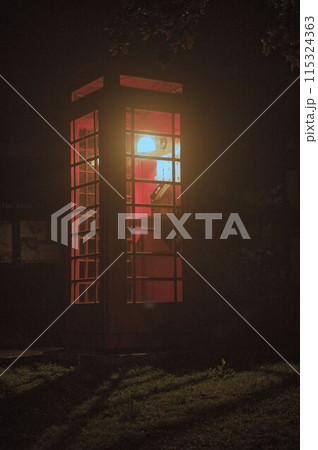 夜の赤い電話ボックス 夜の赤い電話ボックス 115324363