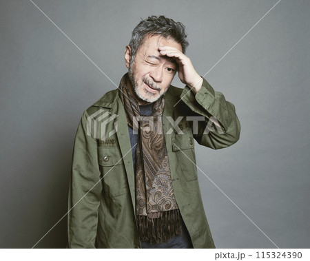 グレーバックの私服のミドル世代男性ポートレート 115324390