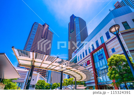日本の川崎都市景観 6月。武蔵小杉駅前のタワーマンション群などを望む 115324391