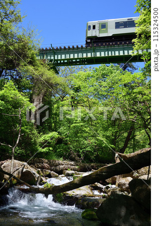 川俣川渓谷の鉄橋を渡る小海線ローカル列車 115324500