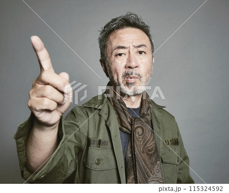 グレーバックの私服のミドル世代男性ポートレート 115324592