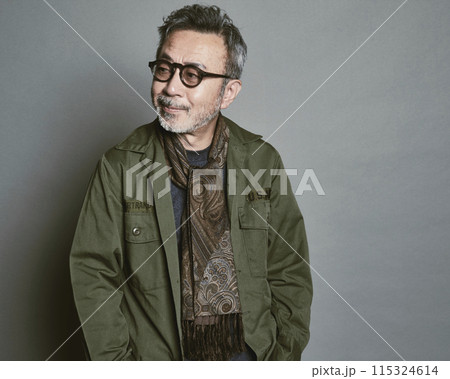 グレーバックの私服のミドル世代男性ポートレート 115324614