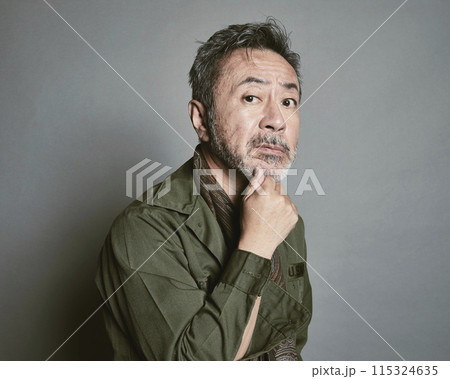 グレーバックの私服のミドル世代男性ポートレート グレーバックの私服のミドル世代男性ポートレート 115324635