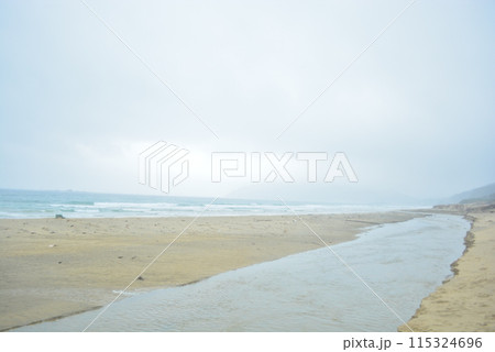 雨のち、糸島の砂浜 115324696