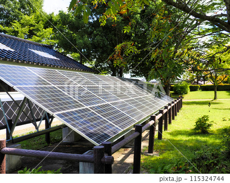 公園に設置された太陽光発電のソーラーパネル(宮城県大崎市 有備館の森公園) 公園に設置された太陽光発電のソーラーパネル(宮城県大崎市 有備館の森公園) 115324744