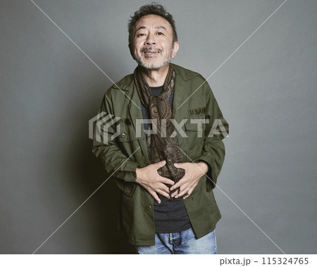 グレーバックの私服のミドル世代男性ポートレート グレーバックの私服のミドル世代男性ポートレート 115324765