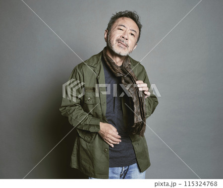 グレーバックの私服のミドル世代男性ポートレート 115324768