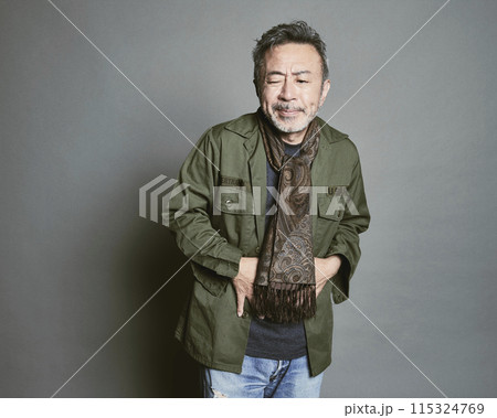 グレーバックの私服のミドル世代男性ポートレート 115324769