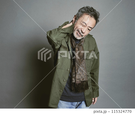 グレーバックの私服のミドル世代男性ポートレート 115324770