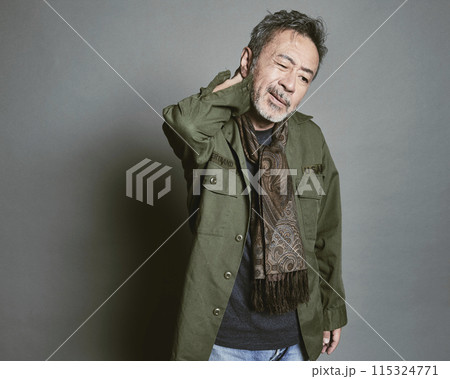 グレーバックの私服のミドル世代男性ポートレート 115324771