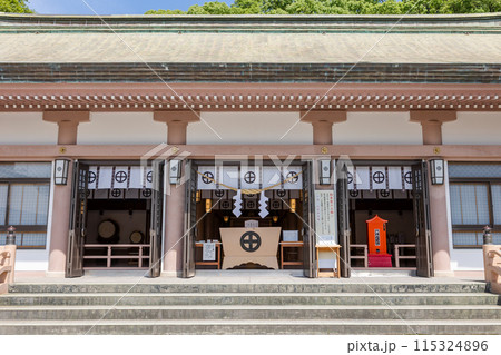 照国神社の本殿と賽銭箱 115324896
