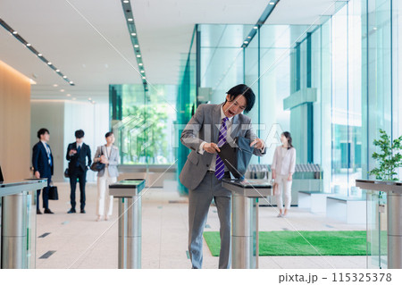 社員証を忘れて焦るビジネスマン 社員証を忘れて焦るビジネスマン 115325378