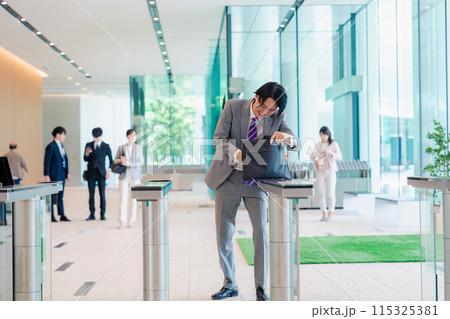 社員証を忘れて焦るビジネスマン 115325381