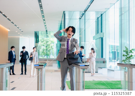 社員証を忘れて焦るビジネスマン 社員証を忘れて焦るビジネスマン 115325387