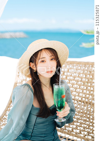 リゾート地でバカンスを楽しむ若い女性 115325871