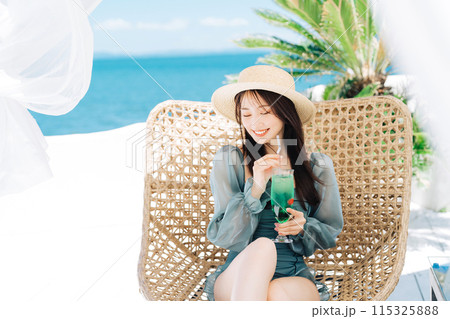 リゾート地でバカンスを楽しむ若い女性 リゾート地でバカンスを楽しむ若い女性 115325888
