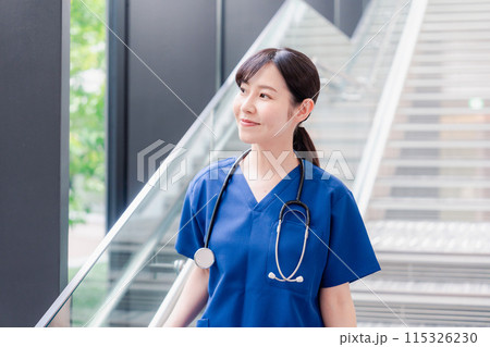 きれいな病院の中を歩くドクター 115326230