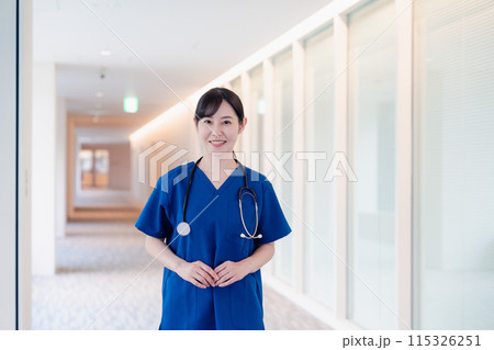 きれいな病院の中を歩くドクター 115326251