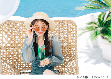 リゾート地でバカンスを楽しむ若い女性 リゾート地でバカンスを楽しむ若い女性 115326383