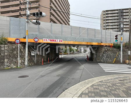 桁下制限高2.8メートルの道路 115326643