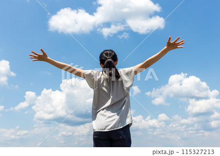 女性・青空・運動・深呼吸 115327213