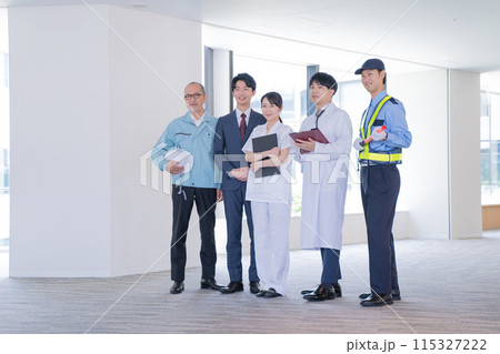 様々な職種で働く人々 115327222