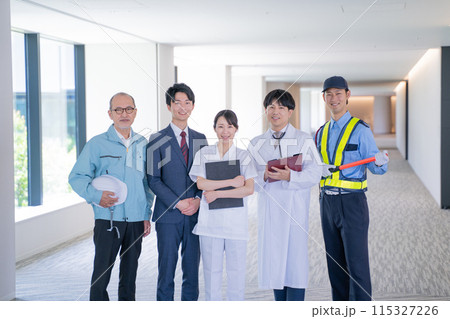 様々な職種で働く人々 様々な職種で働く人々 115327226