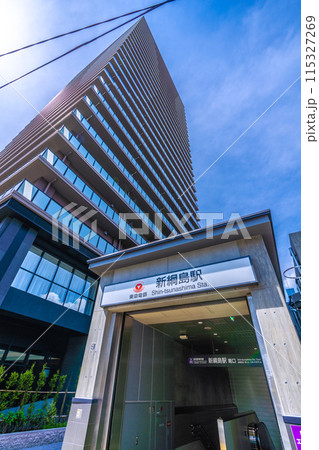 日本の横浜都市景観 6月。東急新横浜線　新綱島駅南口などを望む＝8 日 115327269