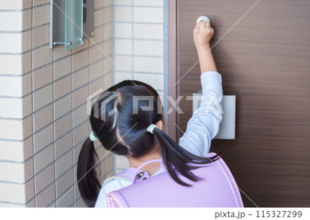 家の鍵を開ける子供（鍵っ子） 115327299