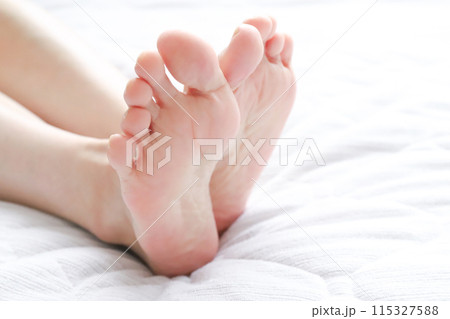 女性の足裏 115327588